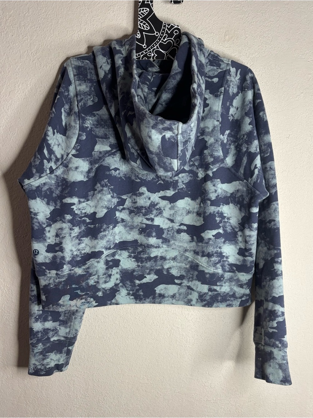 Lululemon Loungeful Cropped Hoodie
Heritage Camo Wash WP Blue Multi size 10 - Picture 3 of 5